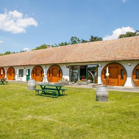 Winzerhof Kuessler - Weinviertel Hotel Stillfried ภายนอก รูปภาพ