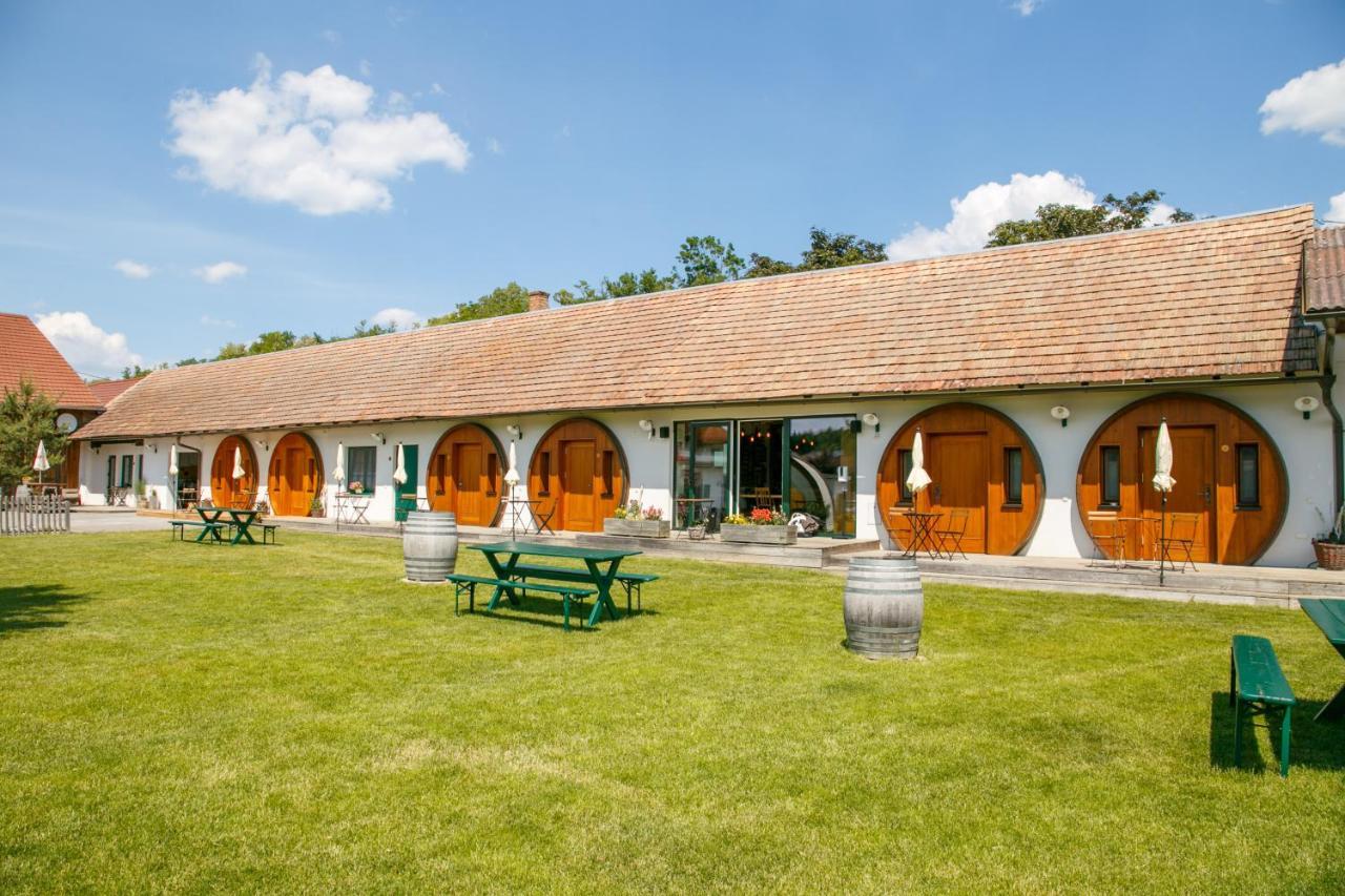 Winzerhof Kuessler - Weinviertel Hotel Stillfried ภายนอก รูปภาพ