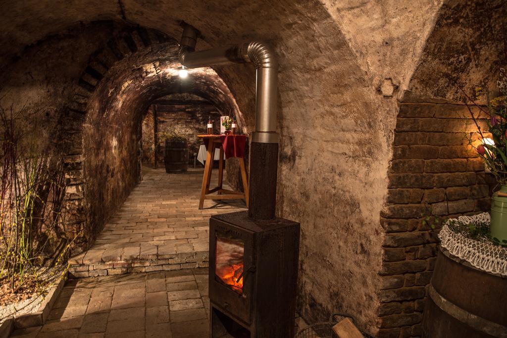 Winzerhof Kuessler - Weinviertel Hotel Stillfried ภายนอก รูปภาพ